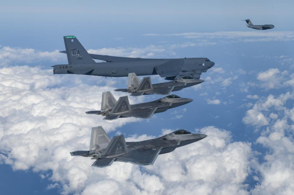 Un bombardero estadounidense B-52H, cazas furtivos F-22 y un avión C-17 durante ejercicios militares con Corea del Sur