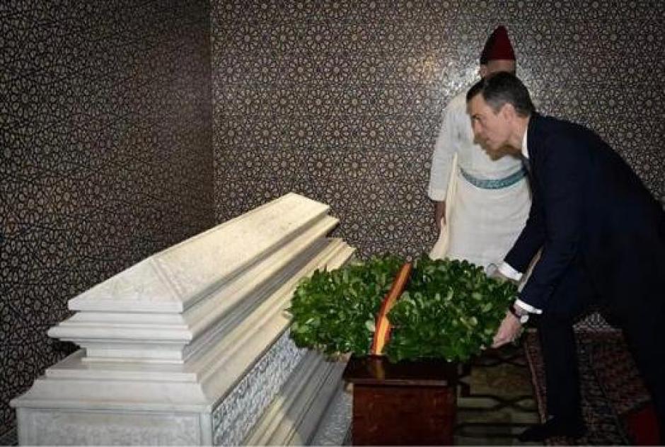 Pedro Sánchez rindiendo honores en la tumba de Hassán II