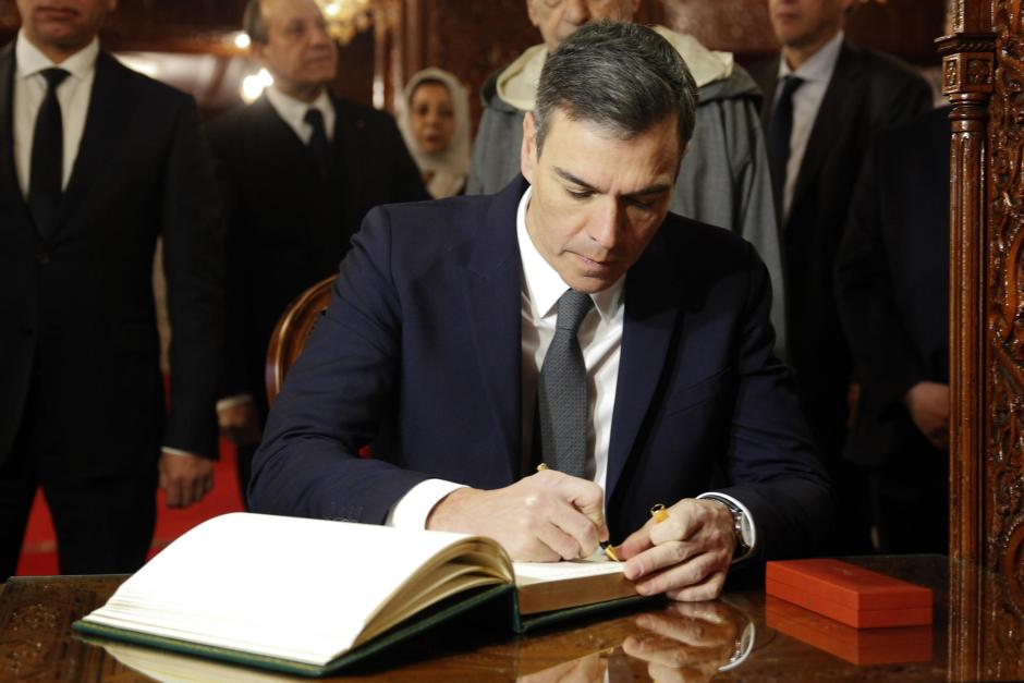 El presidente del Gobierno firma el libro de visitas en el Mausoleo Mohamed V en Rabat