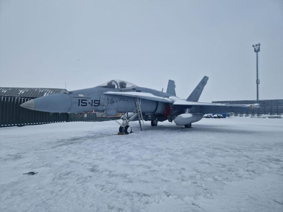Un F-18 rodeado por la nieve en la base del Destacamento en Rumanía