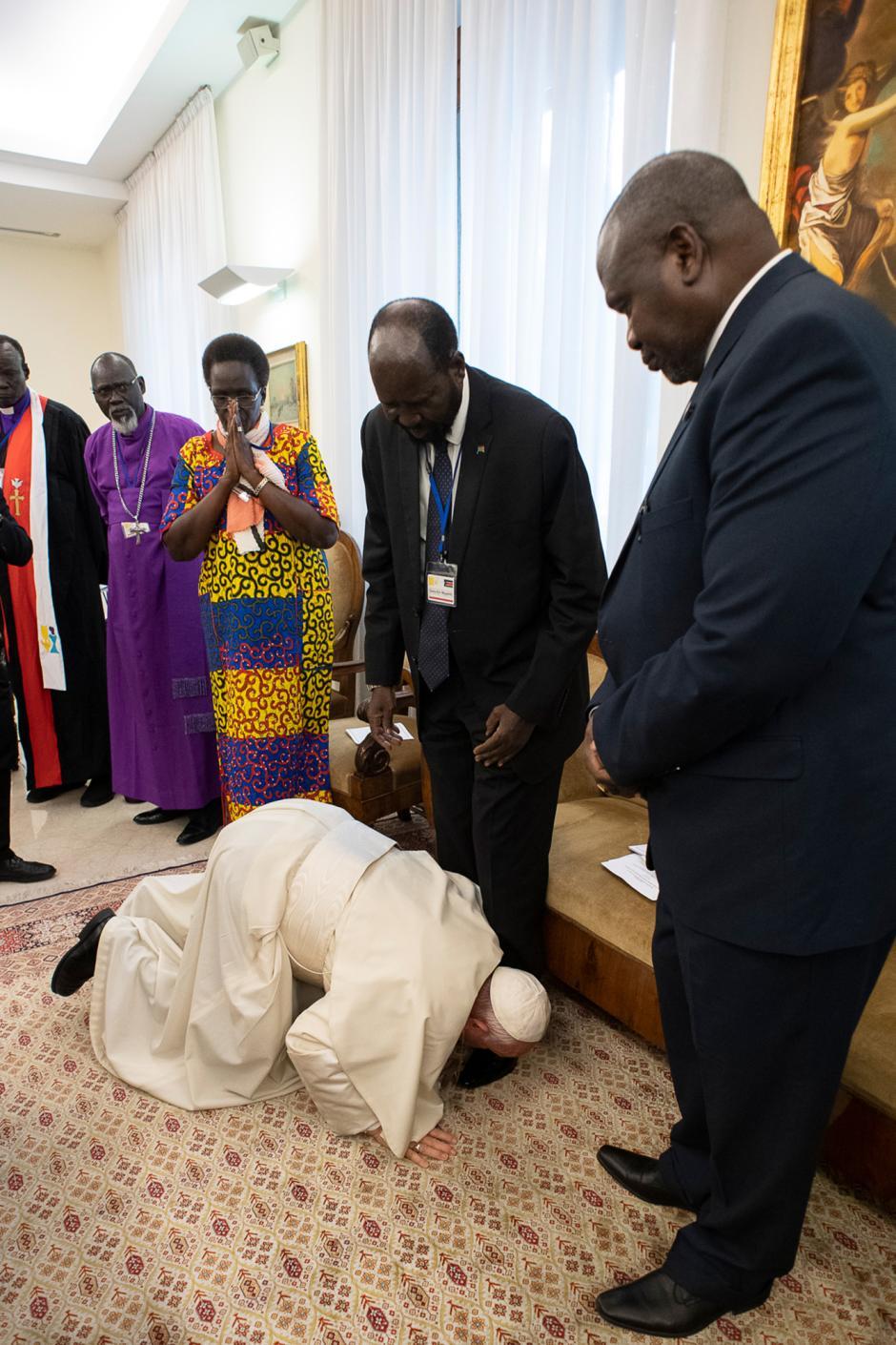 El Papa Francisco besa los pies del Presidente de Sudán del Sur, Salva Kiir Mayardit (11 de abril de 2019