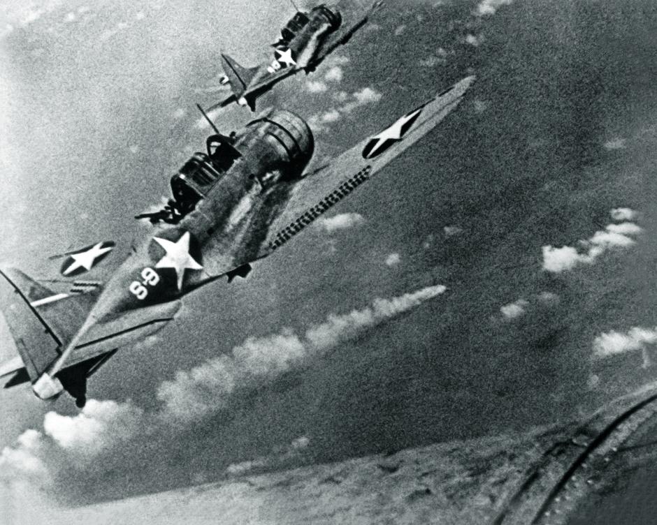 Aviones estadounidenses sobrevuelan el crucero Mikuma