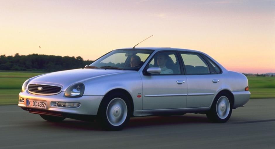 Ford Scorpio. Esta berlina muy a la americana que lanzó Ford en 1994 nacía como uno de los coches más tecnológicos del mercado. Pero su imagen era sencillamente fea. Se vendió poco y esta línea de diseño desapareció para no volver dentro de la marca del óvalo