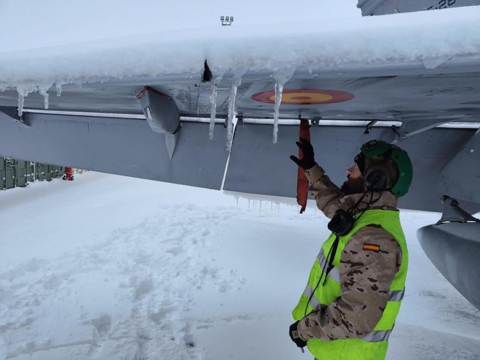 Un miembro del destacamento español muestra los carámbanos de hielo en uno de los F-18