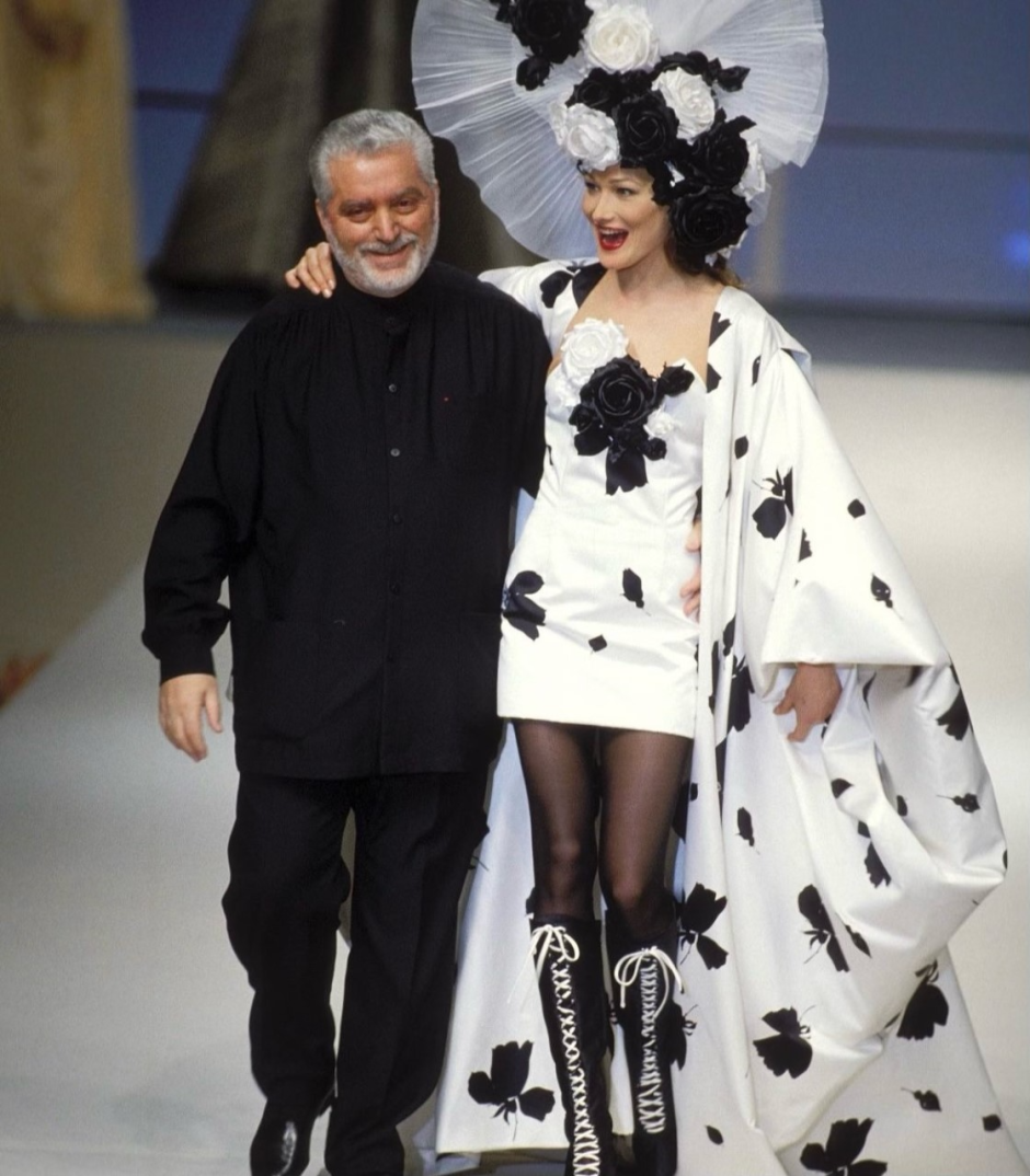 Paco Rabanne saluda junto a una modelo tras uno de sus desfiles