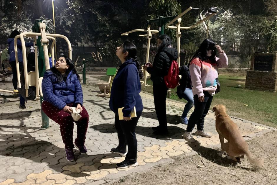 Caída la noche, una treintena de mujeres se reúne en un barrio de Nueva Delhi para hacer algo que no se atreverían solas: pasear