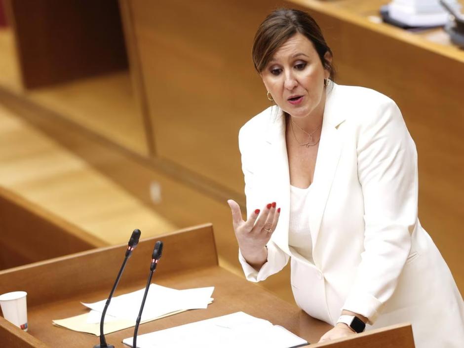 La portavoz del PP en las Cortes Valencianas, María José Catalá, se dirige a Ximo Puig en el parlamento autonómico.