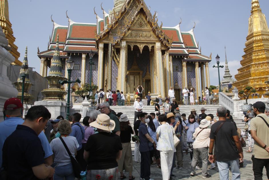 Bangkok (Thailand), 07/02/2023.- Tourist groups visit the Temple of the Emerald Buddha, one of Bangkok's most popular tourist attractions, in Bangkok, Thailand, 07 February 2023. Chinese travel agencies resume outbound group tours after China was easing travel from COVID-19 restrictions. Thailand's tourism and business related activities are in recovery stimulated by the influx of Chinese tourists with expected five million Chinese visitors in 2023. In the first quarter between January to March 2023, some 300,000 Chinese tourists are expected to visit the country, according to the Tourism Authority of Thailand. (Tailandia) EFE/EPA/NARONG SANGNAK