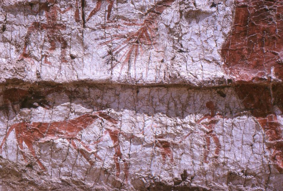 Detalle del mural que muestra la parte trasera de los uros, un ciervo y cazadores