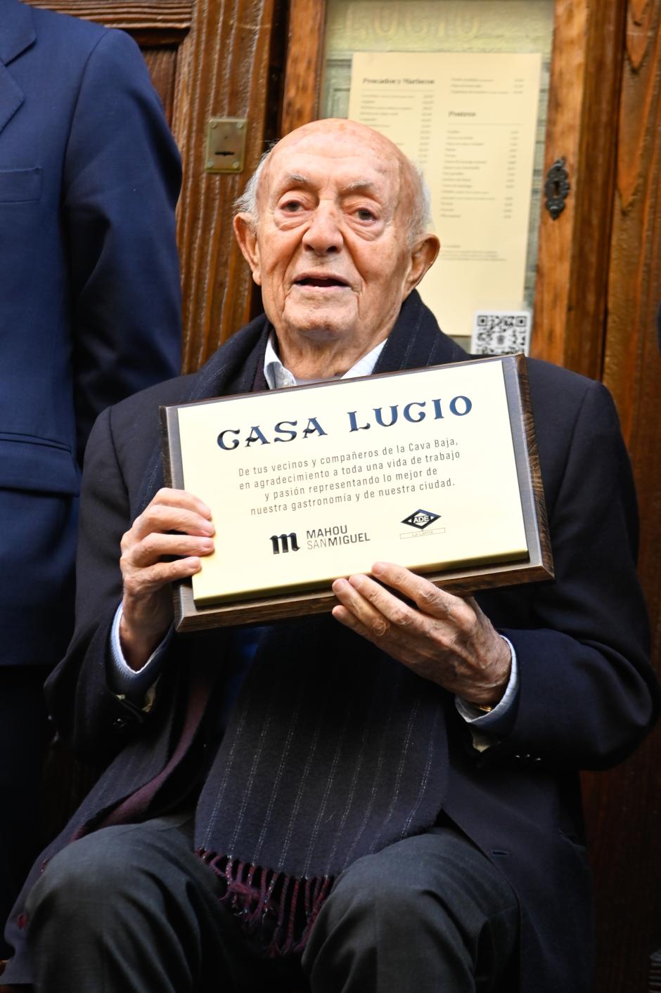 Lucio Blázquez posa junto a la placa conmemorativa que le han otorgado