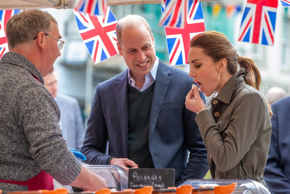 Britain's Prince William and Kate Middleton at KeswickSquare in Cumbria, Britain June 11, 2019
En la foto, comiendo queso