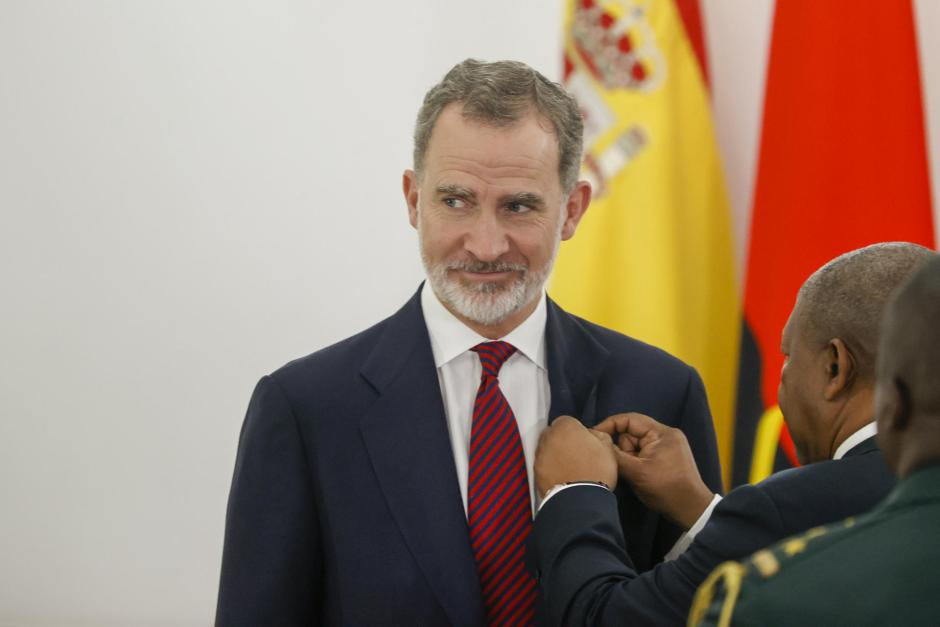El rey de España, Felipe VI, recibe una medalla que le impone el presidente de Angola, João Lourenço, en el palacio presidencial de la capital angoleña