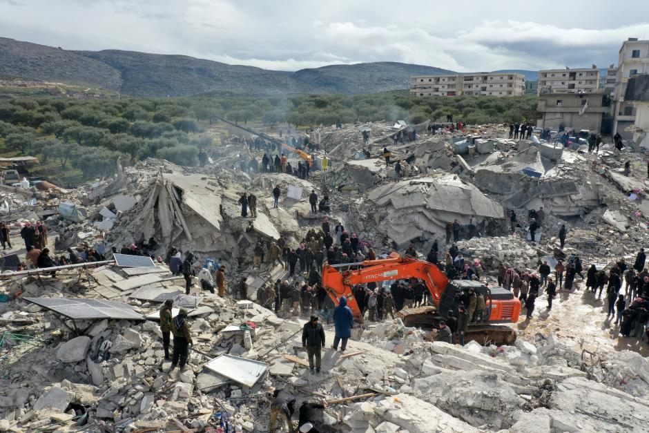Residentes buscan fallecidos y supervivientes entre los escombros de los edificios derrumbados de Harim, Siria