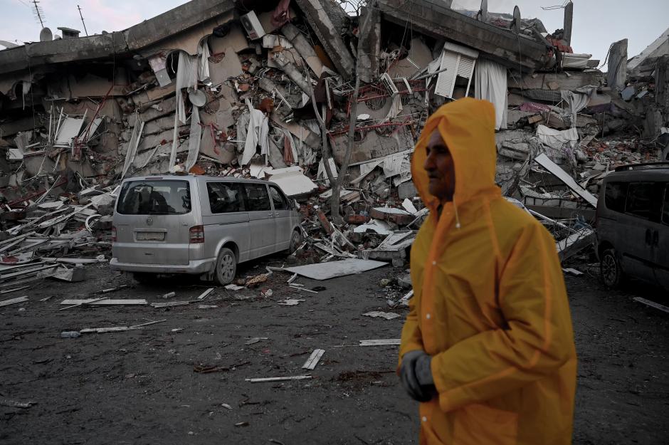 Un superviviente junto a un edificio destruido por el sismo, en Kahramanmaras, Turquía