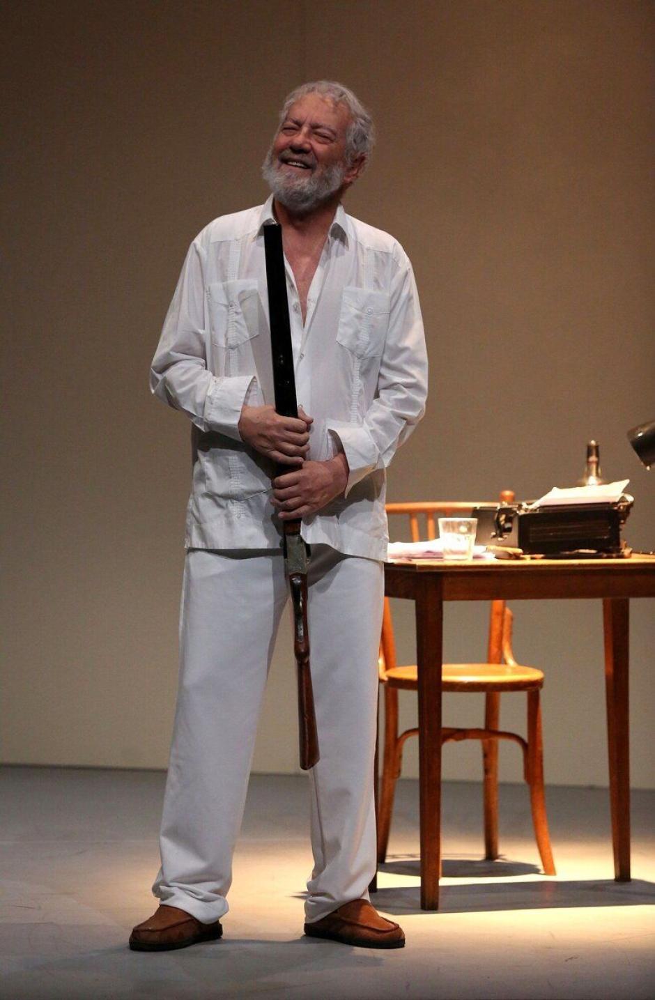 El actor Julio Alonso, en un momento de la obra 'Hemingway', en el Teatro Gayarre