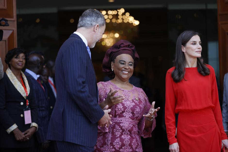El Rey de España, Felipe VI, y la reina, Letizia, a su llegada a su encuentro con la presidenta de la Asamblea Nacional, Carolina Cerqueira (c), y al acto posterior en el hemiciclo, este miércoles en Luanda, Angola. EFE/Luis Tejido