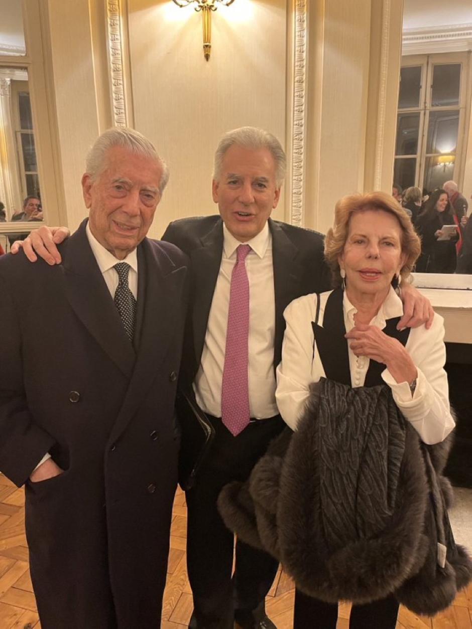 Vargas Llosa, con su mujer Patricia y su hijo Álvaro