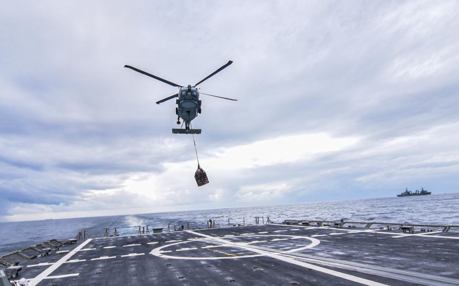 Helicóptero Toro SH60-B realizando un aprovisionamiento vertical