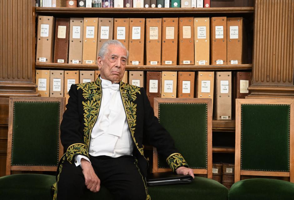 Mario Vargas Llosa en la Academia Francesa