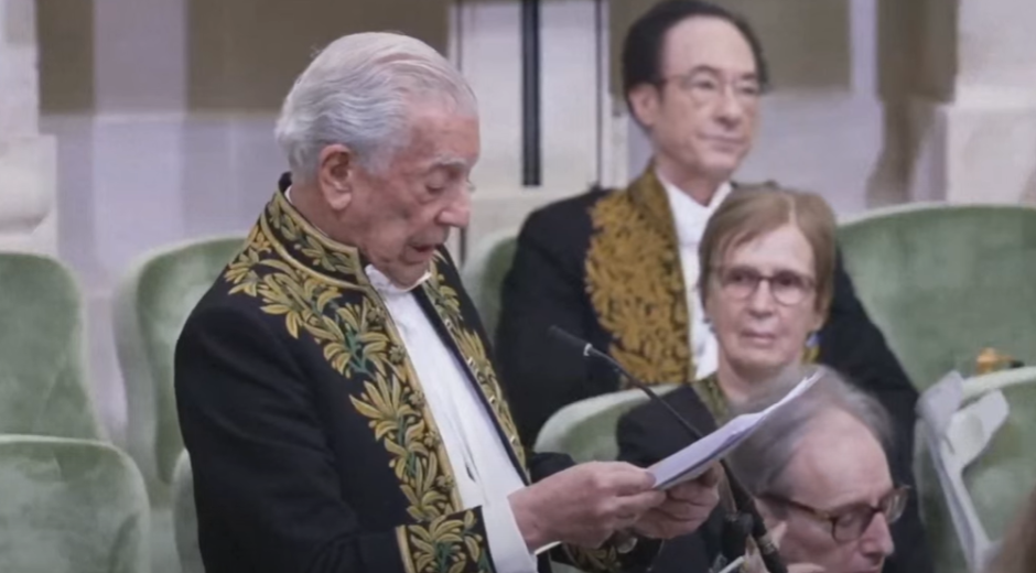Vargas Llosa durante la lectura de su discurso
