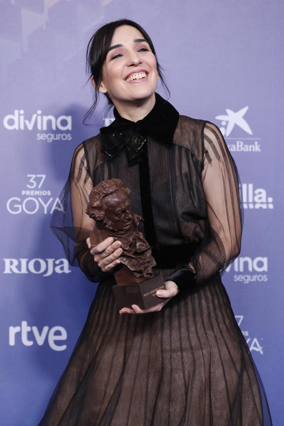 La realizadora Alauda Ruiz de Azúa tras recibir el Goya a la mejor dirección novel por su película "Cinco lobitos"