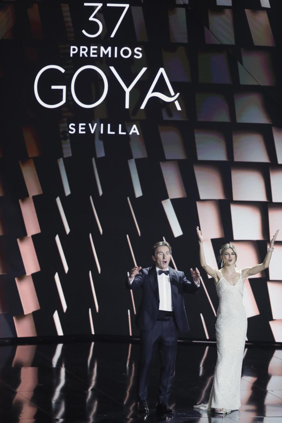 Los actores Antonio de la Torre y Clara Lago durante la gala de la XXXVII edición de los Premios Goya