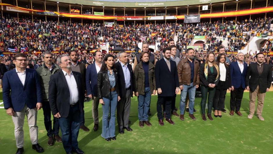 Candidatos autonómicos de Vox, junto a Santiago Abascal e Ignacio Garriga en la plaza de toros de Murcia