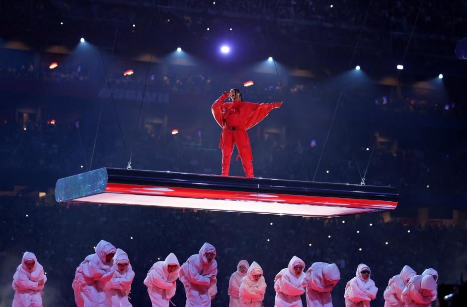 La cantante Rihanna, durante la actuación de medio tiempo de la Super Bowl