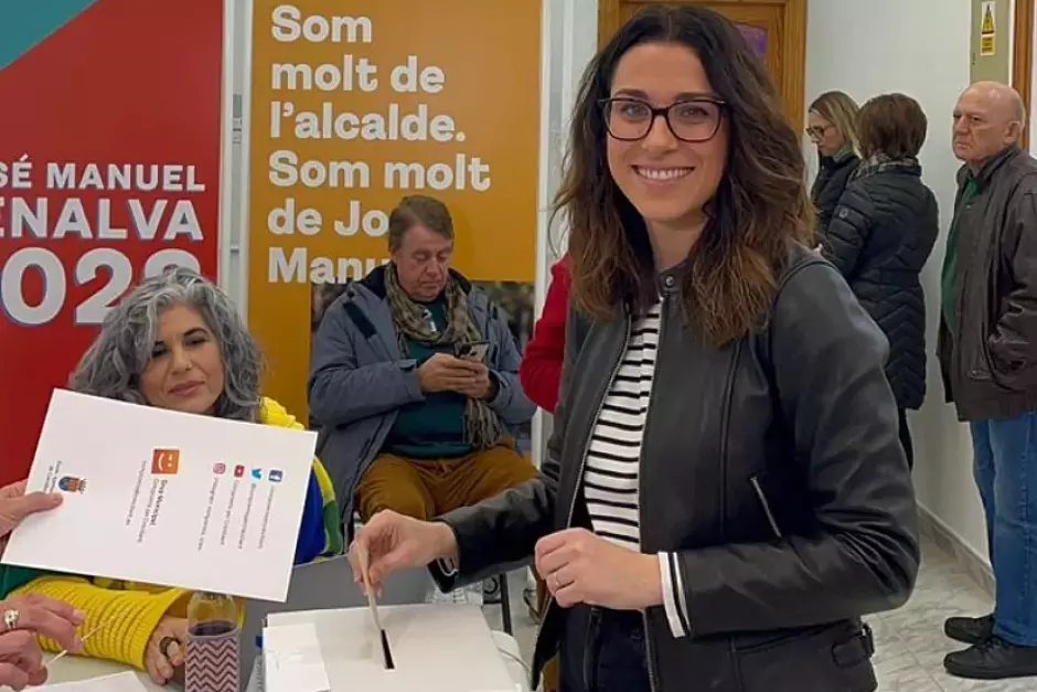 Aitana Mas, depositando su voto en las primarias de Compromís en Alicante.