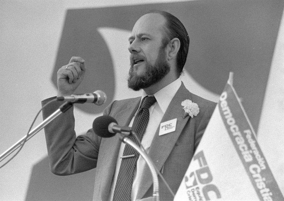 Intervención del secretario general de la Federación Democracia Cristiana (FDC), José María Gil Robles, en el mitin de cierre de la campaña electoral para las elecciones generales del próximo dia 15 de junio de 1977