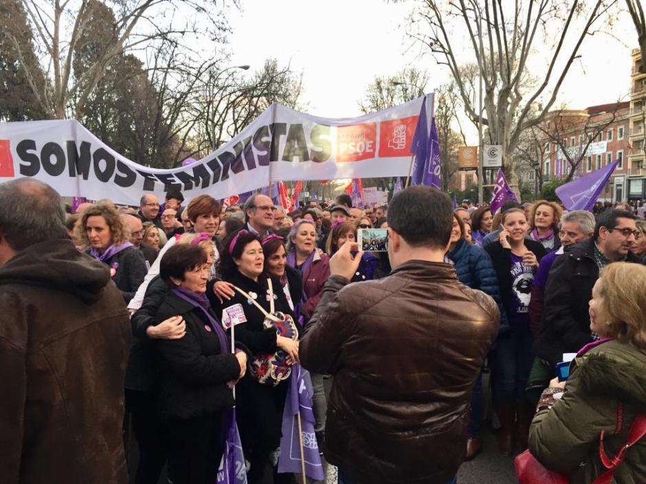 El exconcejal socialista en primera línea de la manifestación de 8-M de 2020