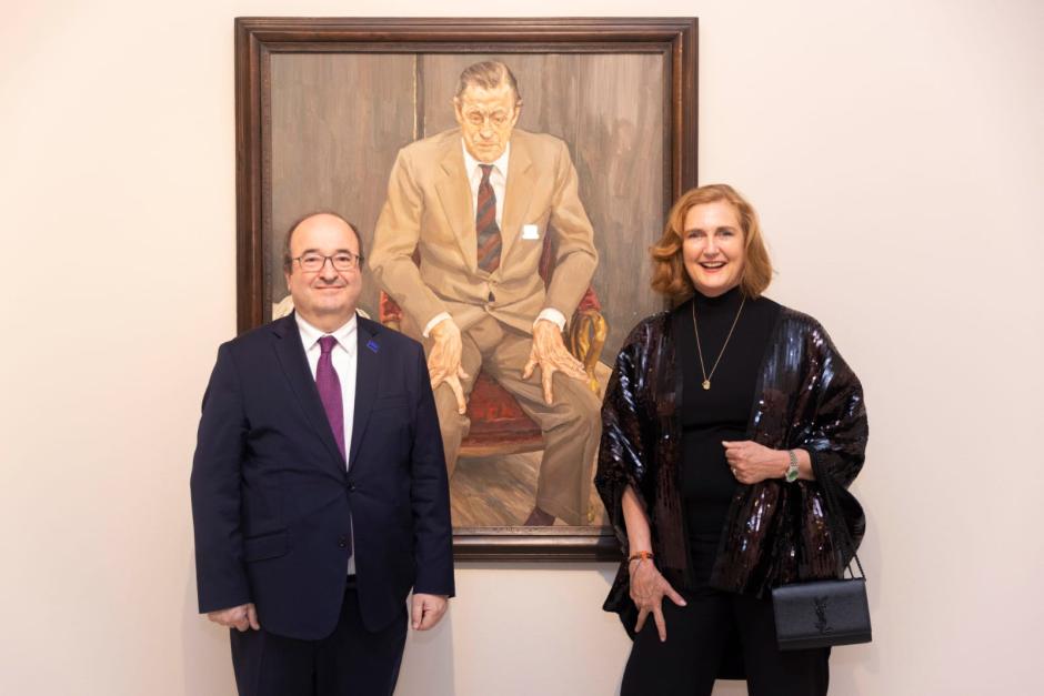 Francesa Thyssen-Bornemisza junto al ministro de Cultura, Miquel Iceta, y el retrato del barón Thyssen realizado por Lucian Freud