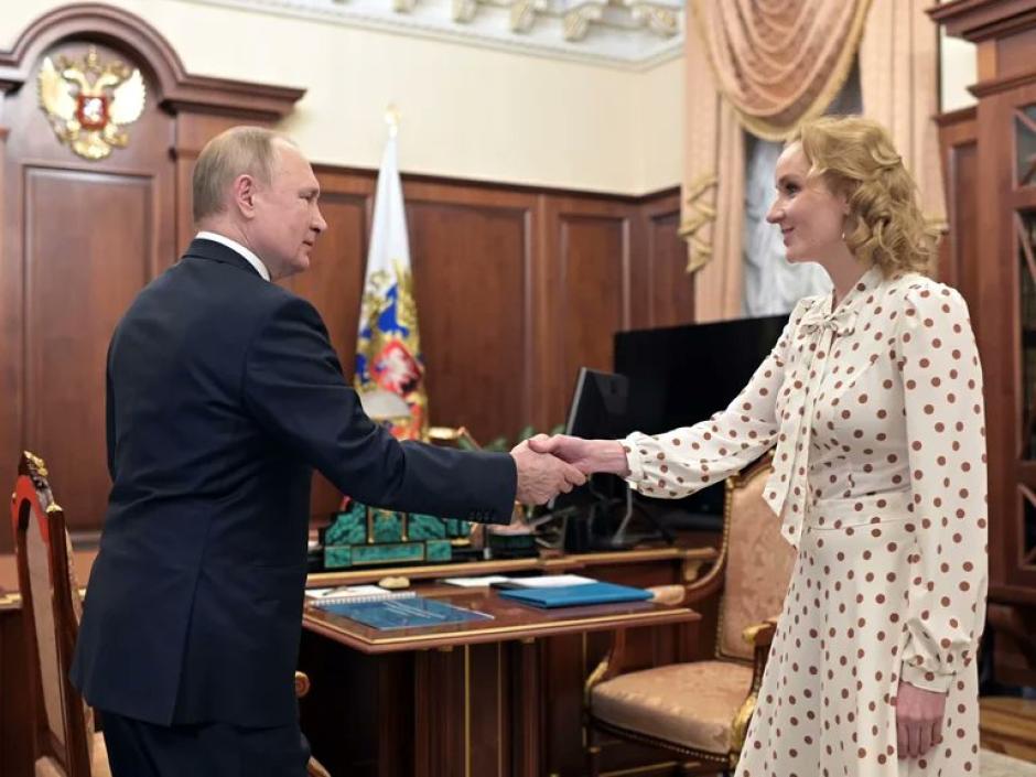 Vladimir Putin y Maria Alexeyevna Lvova-Belova comisionada presidencial para la niñez