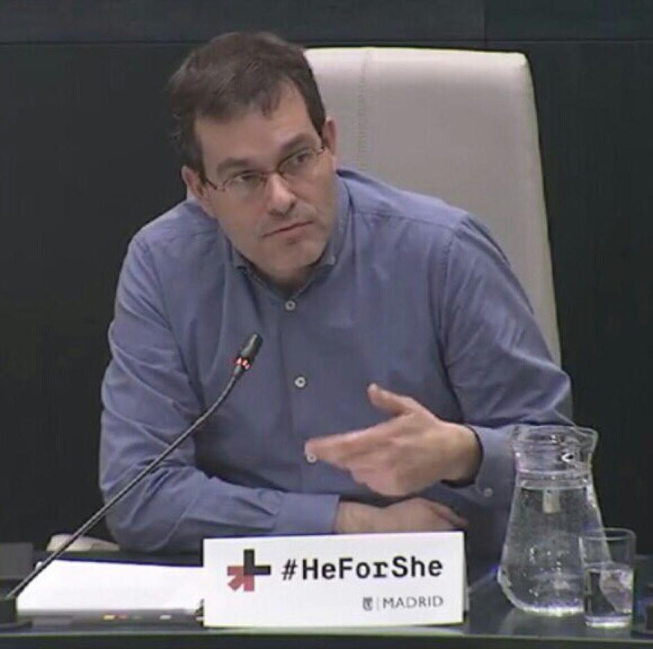 Chema Dávila junto al lema de la ONU en defensa de la mujer 'HeForShe'