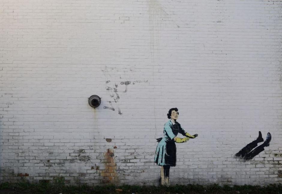 El mural de Banksy tras el paso de los trabajadores del ayuntamiento