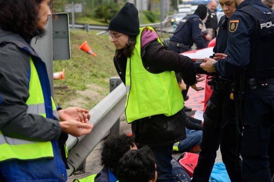 Un agente de la Policía Nacional detiene a una activista de Futuro Vegetal