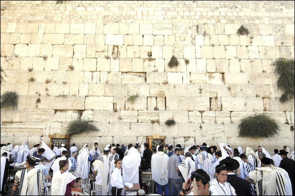 JUDIOS EN EL MURO DE LAS LAMENTACIONES , EN JERUSALEM
 action press / XINHUA / ©KORPA
14/08/2007
JERUSALEM *** Local Caption *** 52870081

 action press / XINHUA / PicNr:#52870081# 

14.08.07, JERUSALEM, ISRAEL:

Orthodox Jewish people pray at the Wailing Wall on the