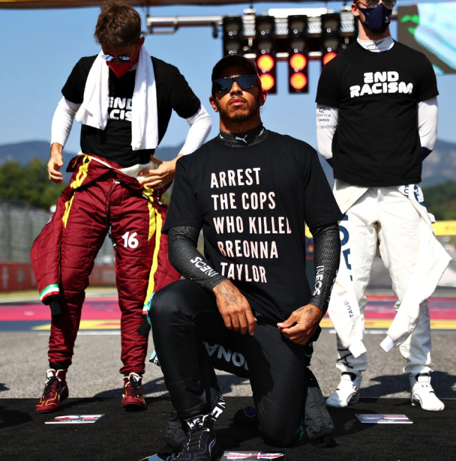 Lewis Hamilton hincando la rodilla y con una camiseta en protesta de movimientos racistas