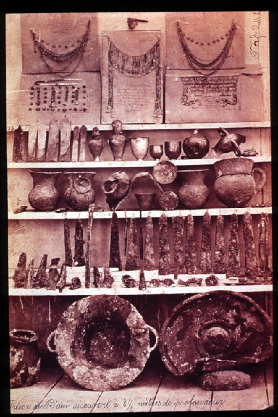 Parte del tesoro de Príamo. Foto tomada hacia 1880
