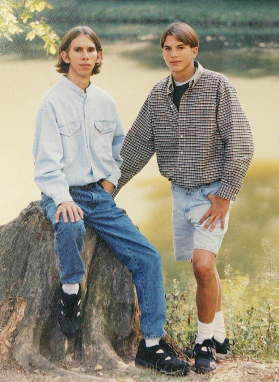 Ashton Kutcher  and his fraternal twin, Michael Kutcher in Cedars Rapid.
11/06/2003