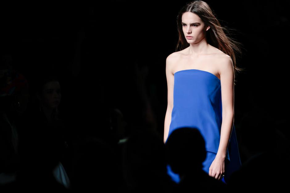 Una modelo desfila con un vestido de la colección de Roberto Torretta