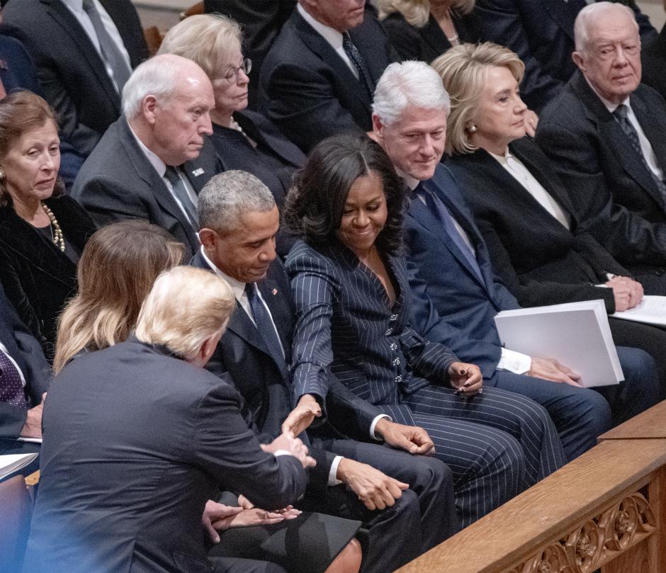 El primero por la derecha, Jimmy Carter y su esposa en el funeral de Estado del ex presidente George W. Bush padre