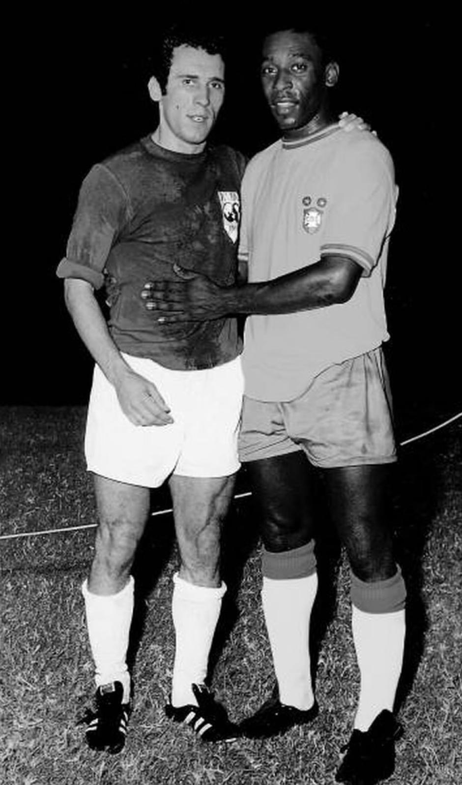 Amancio con Pelé, en el partido entre la selección de la FIFA y Brasil jugado en Maracaná en 1968