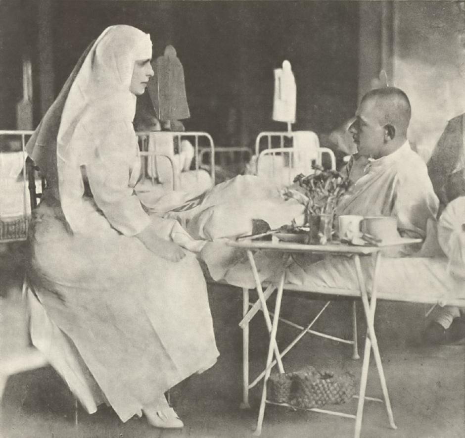 María visita un hospital militar, 1917
