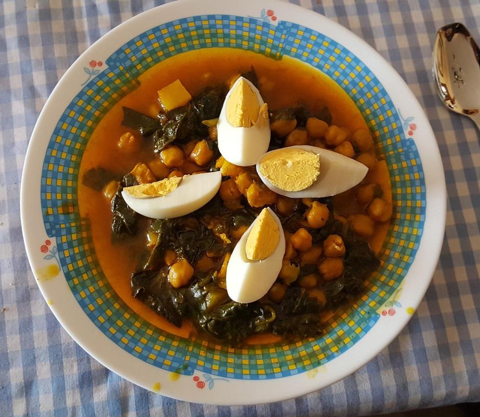 10. Las cocinas españolas El potaje de vigilia o Cuaresma se ha convertido en los últimos años en un plato de cuchara que no puede faltar en las mesas de las familias españolas el Viernes Santo. Un plato de legumbres que a diferencia de los más habituales en nuestro territorio, se toma con bacalao en lugar de con carne por lo que es apta para cumplir con los preceptos religiosos que piden que no se coma carne en esta época del año.