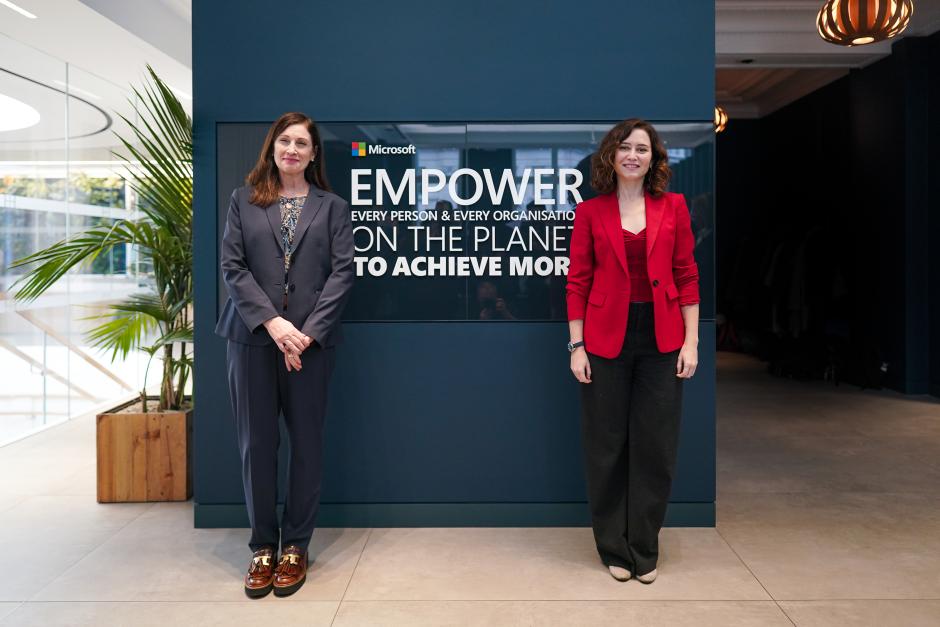 Isabel Díaz Ayuso junto a la vicepresidenta          en la sede de Microsoft en Londres