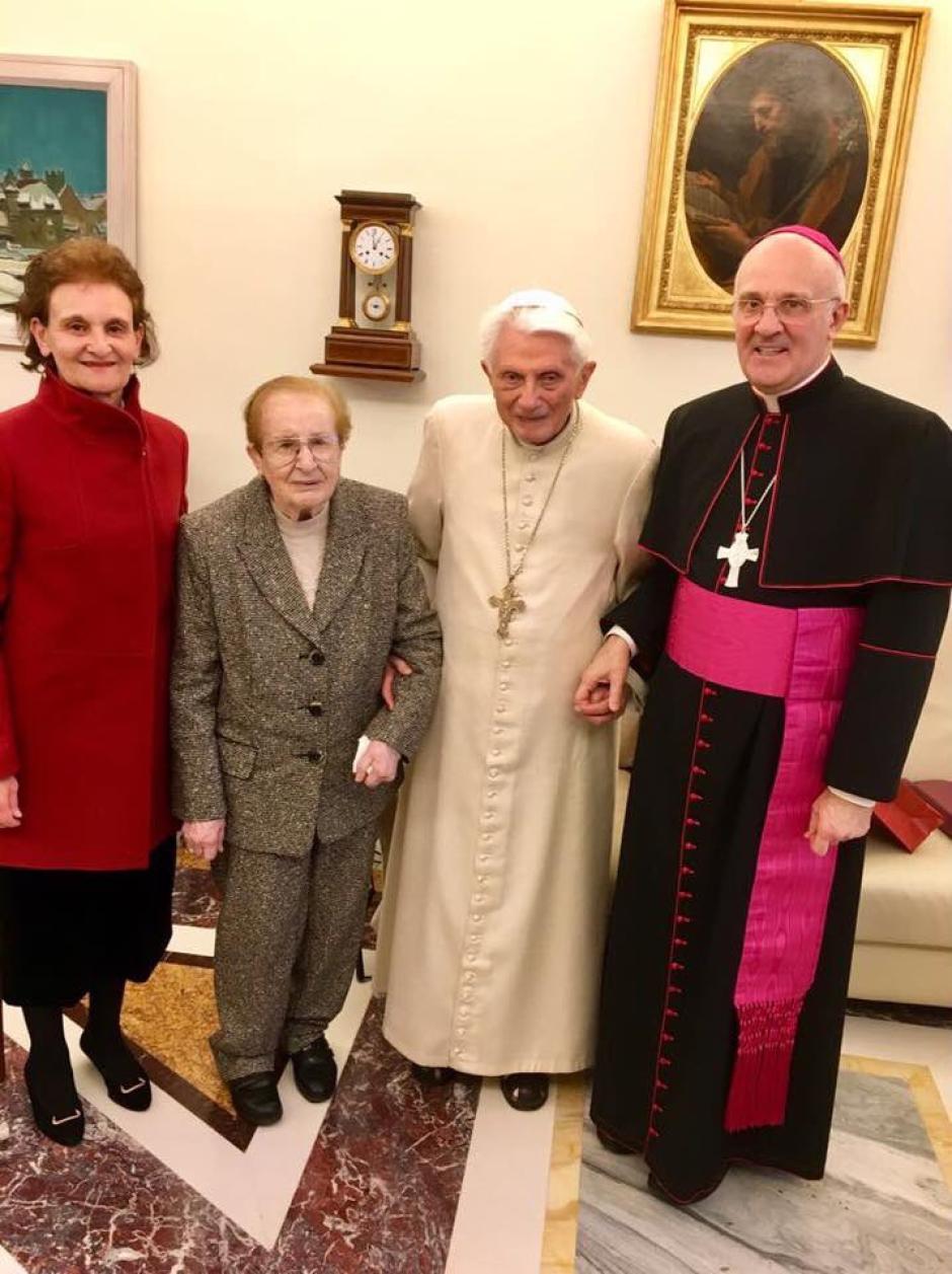 Alfred Xuereb con su madre y su hermana, junto al Papa Benedicto XVI