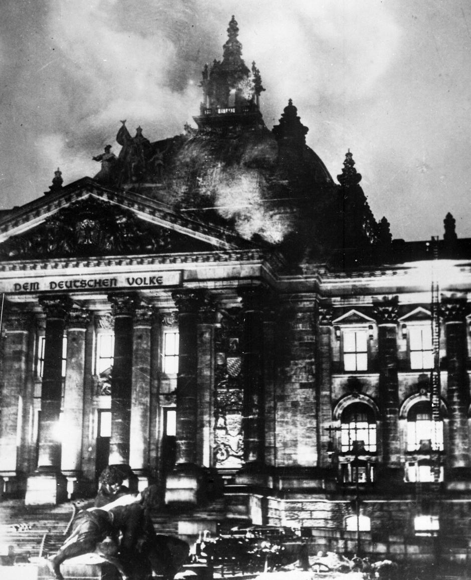 Fachada del Reichstag durante el incendio