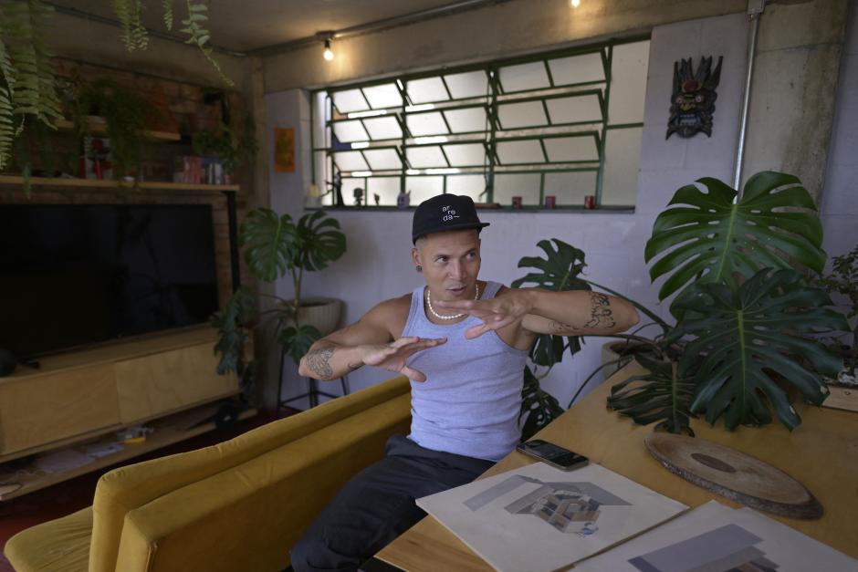 El artista Kdu dos Anjos en el interior de su casa