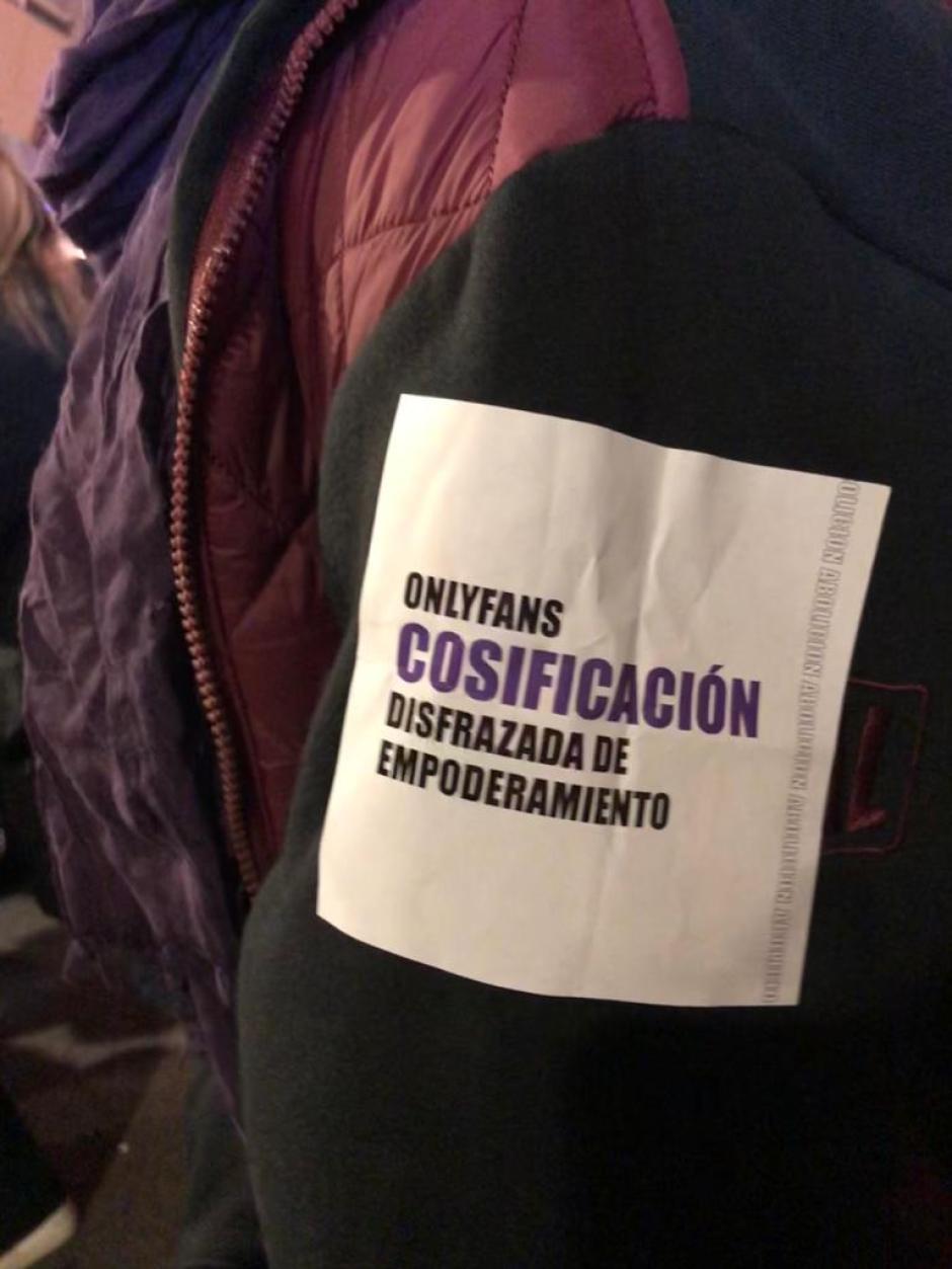 Mensaje en la chaqueta de una manifestante